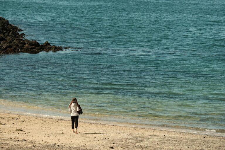 Beginner Guide to Mindful Walking: How to Start and Benefits